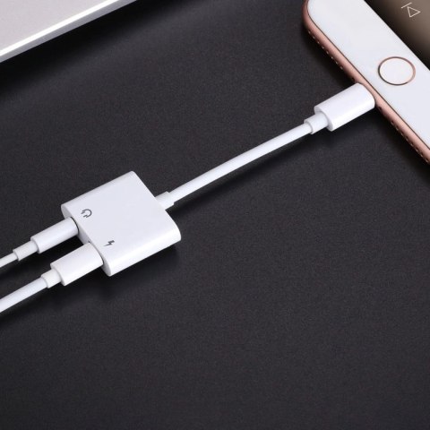 Adapter Joyroom S-Y104 słuchawkowy Lightning - Lightning / mini jack 3.5mm - biały Adapter Joyroom S-Y104 słuchawkowy Lightning - Lightning / mini jack 3.5mm - biały