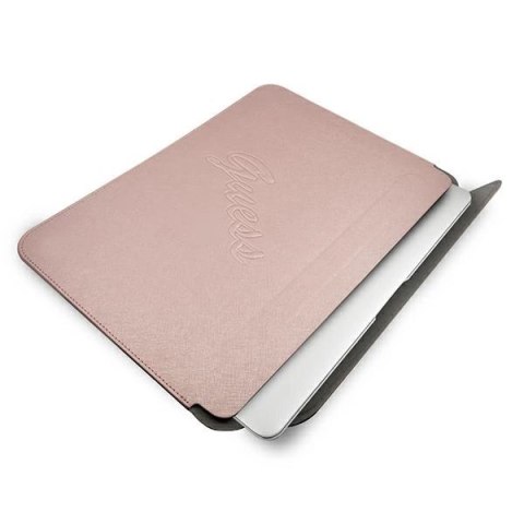 Pokrowiec Guess Saffiano Script na laptopa 13'' - różowy