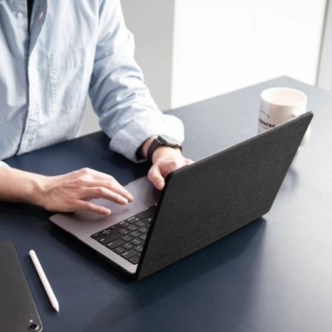 Etui Spigen Urban Fit na Macbook Pro 16'' 2021-2023 - czarne Etui Spigen Urban Fit na Macbook Pro 16'' 2021-2023 - czarne
