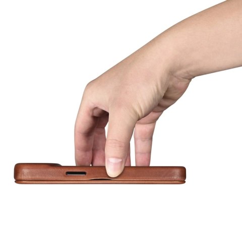 ICarer CE Oil Wax Premium Leather Folio Case skórzane etui iPhone 14 z klapką magnetyczne MagSafe brązowy (AKI14220705-BN)