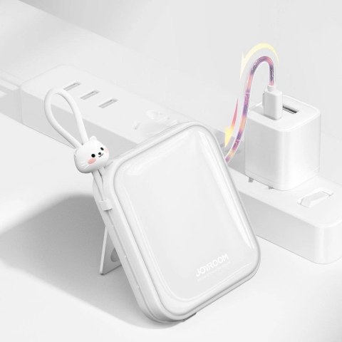 Joyroom powerbank z kablami USB C i Lightning oraz podstawką Cutie Series 10000mAh 22.5W biały (JR-L008) Joyroom powerbank z kablami USB C i Lightning oraz podstawką Cutie Series 10000mAh 22.5W biały (JR-L008)