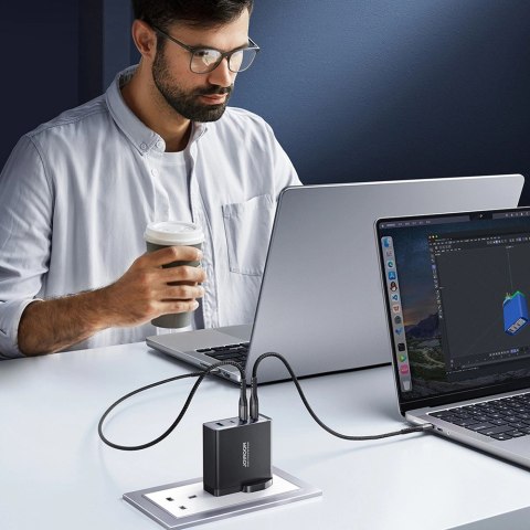 Szybka ładowarka sieciowa GaN 140W 3 x USB-C / USB-A Joyroom JR-TCG05EU - czarna + kabel USB-C - USB-C 240W 1.2m Szybka ładowarka sieciowa GaN 140W 3 x USB-C / USB-A Joyroom JR-TCG05EU - czarna + kabel USB-C - USB-C 240W 1.2m