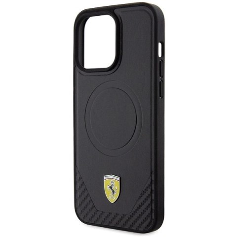 Etui Ferrari Carbon Metal Logo MagSafe na iPhone 15 Pro Max - czarne Etui Ferrari Carbon Metal Logo MagSafe na iPhone 15 Pro Max - czarne