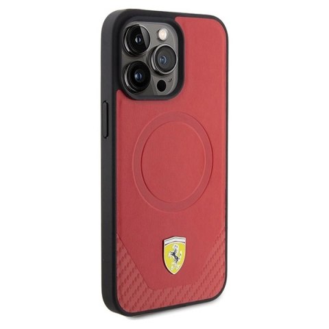 Etui Ferrari Carbon Metal Logo MagSafe na iPhone 15 Pro Max - czerwone Etui Ferrari Carbon Metal Logo MagSafe na iPhone 15 Pro Max - czerwone
