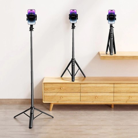 Selfie stick / kijek teleskopowy ze stojakiem i pilotem Bluetooth 1.5m Ugreen LP586 - czarny Selfie stick / kijek teleskopowy ze stojakiem i pilotem Bluetooth 1.5m Ugreen LP586 - czarny