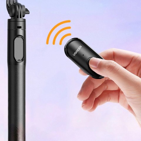 Selfie stick / kijek teleskopowy ze stojakiem i pilotem Bluetooth 1.5m Ugreen LP586 - czarny Selfie stick / kijek teleskopowy ze stojakiem i pilotem Bluetooth 1.5m Ugreen LP586 - czarny