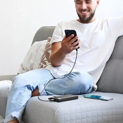 Powerbank Veger C10 (W1116) 10000mAh z wbudowanymi kablami Micro USB / USB-C / Lightning - czarny Powerbank Veger C10 (W1116) 10000mAh z wbudowanymi kablami Micro USB / USB-C / Lightning - czarny