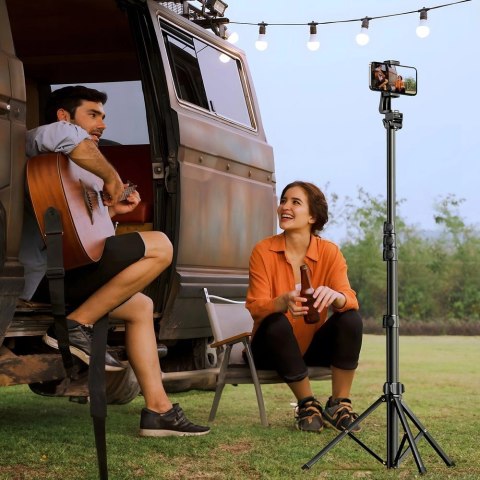 Selfie stick Ugreen LP680 ze stojakiem i pilotem Bluetooth 1.8m - czarny Selfie stick Ugreen LP680 ze stojakiem i pilotem Bluetooth 1.8m - czarny