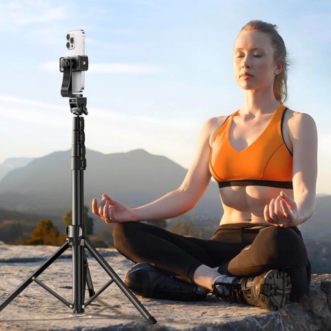 Selfie stick Ugreen LP680 ze stojakiem i pilotem Bluetooth 1.8m - czarny Selfie stick Ugreen LP680 ze stojakiem i pilotem Bluetooth 1.8m - czarny