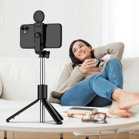 Selfie stick WR1YXS teleskopowy tripod 0.71m z okrągłą lampą - czarny Selfie stick WR1YXS teleskopowy tripod 0.71m z okrągłą lampą - czarny