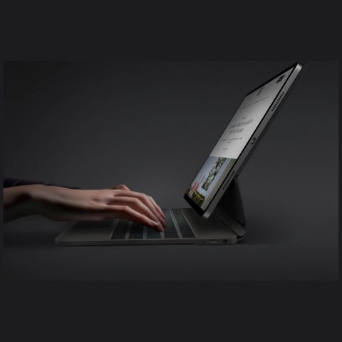 Etui UNIQ Venno Pro Magnetic Smart z klawiaturą do iPad Air 13" 2024 / 2025 / iPad Pro 13" 2024 - czarne