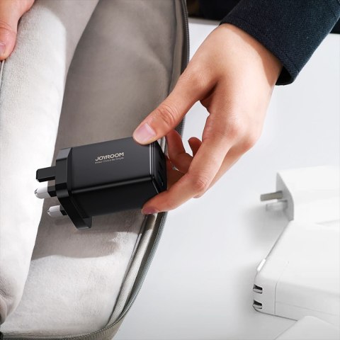Ładowarka sieciowa Joyroom JR-TCG01 Ultra GaN 65W 2 x USB-C + 1 x USB-A (wtyczka UK) z kablem USB-C 100W 1,2m - czarna