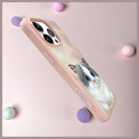 Etui Nimmy Big Eyed Pet 2.0 Cat na iPhone 15 Pro Max - różowe