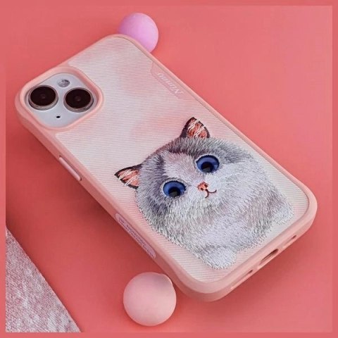 Etui Nimmy Big Eyed Pet 2.0 Cat na iPhone 15 Pro Max - różowe