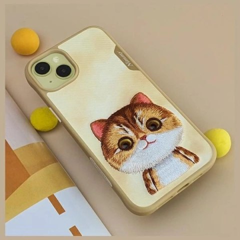 Etui Nimmy Big Eyed Pet 2.0 Cat na iPhone 15 Pro - zielone