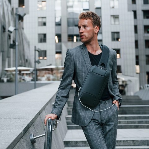 Plecak miejski Wozinsky Premium na jedno ramię, antykradzieżowy z organizerem i USB - czarny