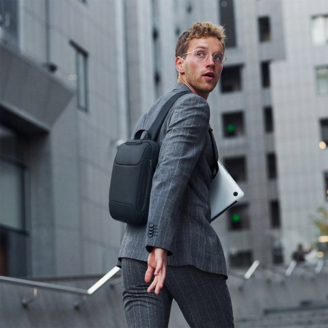 Plecak miejski Wozinsky Premium na jedno ramię, antykradzieżowy z organizerem i USB - czarny