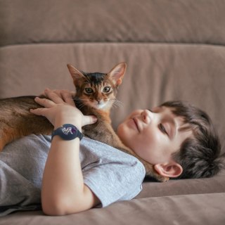 Opaska etui na AirTag silikonowa bransoletka na rękę dla dziecka - granatowa z astronautą