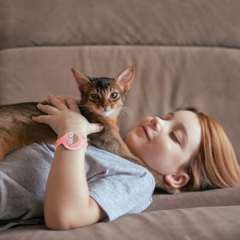 Opaska etui na AirTag silikonowa bransoletka na rękę dla dziecka - różowa z tęczą