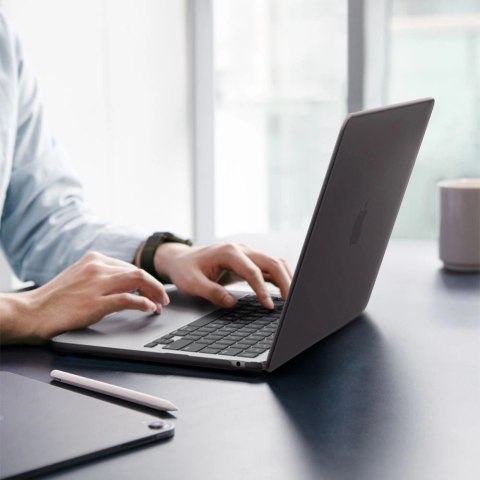 Etui Spigen AirSkin na MacBook Air 13" 2023/ 2024 / 2025 / 2026 - półprzezroczyste