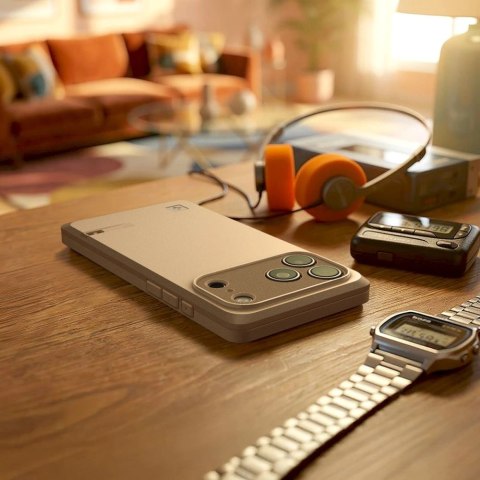 Etui Spigen Classic LS MagSafe na iPhone 17 Pro Max - beżowe